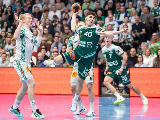 Elias Newel (Frisch Auf Goeppingen, 40) findet die Luecke zwischen Omar Ingi Magnusson (SC Magdeburg, 14) und Magnus Saugstrup (SC Magdeburg, 23), Frisch Auf Goeppingen vs. SC Magdeburg, Handball, 1. Bundesliga, Herren, Spielzeit 2025 2026, 05.04.2026, Frisch Auf Goeppingen vs. SC Magdeburg, Handball, 1. Bundesliga, Herren, Spielzeit 2025 2026, 05.04.2026 Goeppingen Copyright: xEibner-Pressefoto MichaelxSchmidx EP_MST