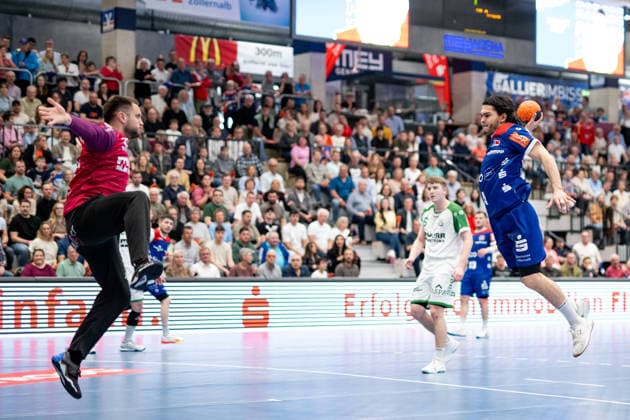 Tim Matthes (HBW Balingen Weilstetten, 04), gegen Janis Boieck (HC Oppenweiler Backnang, 32, Torwart, HBW Balingen Weilstetten vs. HC Oppenweiler Backnang, Handball, 2. Bundesliga, 26. Spieltag, Saison 2025 2026, 05.04.2026, Eibner-Pressefoto Andreas Ulmer HBW Balingen Weilstetten vs. HC Oppenweiler Backnang, Handball, 2. Bundesliga, 26. Spieltag, Saison 2025 2026, 05.04.2026, Balingen Copyright: xEibner-Pressefoto AndreasxUlmerx EP_AUR