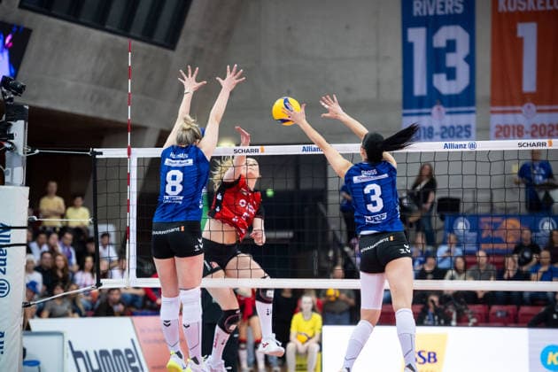 Rosa Entius (Dresdner SC, 05) vs. Stuttgarter Block aus Eleanor Holthaus (Allianz MTV Stuttgart, 08) und Jasmine Gross (Allianz MTV Stuttgart, 03) GER, Allianz MTV Stuttgart - Dresdner SC, Volleyball Bundesliga, VBL, Spielzeit 2025 2026, Playoffs Halbfinale, Spiel 1, 05.04.2026 GER, Allianz MTV Stuttgart - Dresdner SC, Volleyball Bundesliga, VBL, Spielzeit 2025 2026, Playoffs Halbfinale, Spiel 1, 05.04.2026 Stuttgart Copyright: xSandyxDinkelackerx EP_SDR