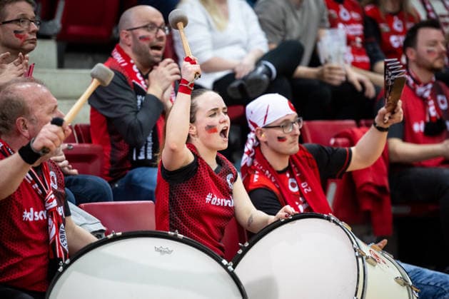 Dresdner Fans mit Pauken GER, Allianz MTV Stuttgart - Dresdner SC, Volleyball Bundesliga, VBL, Spielzeit 2025 2026, Playoffs Halbfinale, Spiel 1, 05.04.2026 GER, Allianz MTV Stuttgart - Dresdner SC, Volleyball Bundesliga, VBL, Spielzeit 2025 2026, Playoffs Halbfinale, Spiel 1, 05.04.2026 Stuttgart Copyright: xSandyxDinkelackerx EP_SDR
