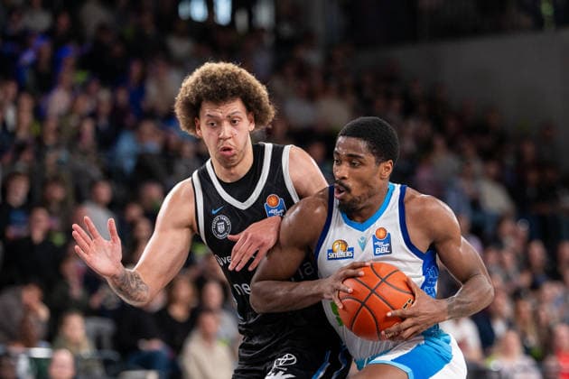 William Christmas (SKYLINERS Frankfurt, 08) im Dribbling, Zacharie Perrin (Veolia Towers Hamburg, 52), GER, Veolia Towers Hamburg vs SKYLINERS Frankfurt, Basketball, Bundesliga, Spieltag 28, Saison 2025 2026, 05.04.2026 GER, Veolia Towers Hamburg vs SKYLINERS Frankfurt, Basketball, Bundesliga, Spieltag 28, Saison 2025 2026, 05.04.2026 Hamburg Copyright: xEibner-Pressefoto MaxxVincenx EP_MVN