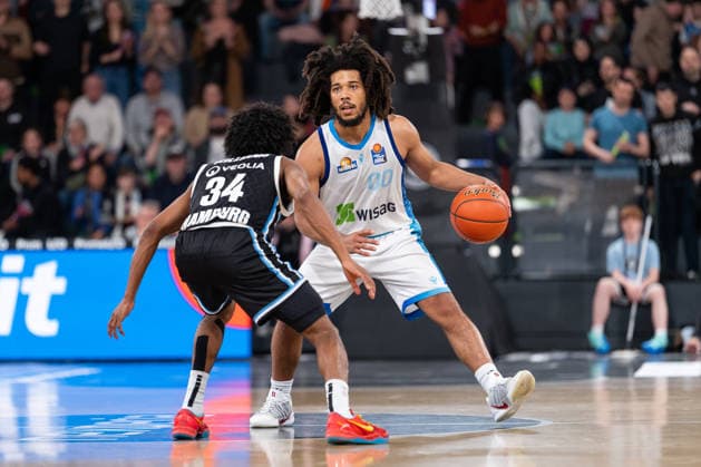Tiger Campbell (SKYLINERS Frankfurt, 00) im Dribbling gegen Ross Williams (Veolia Towers Hamburg, 34), GER, Veolia Towers Hamburg vs SKYLINERS Frankfurt, Basketball, Bundesliga, Spieltag 28, Saison 2025 2026, 05.04.2026 GER, Veolia Towers Hamburg vs SKYLINERS Frankfurt, Basketball, Bundesliga, Spieltag 28, Saison 2025 2026, 05.04.2026 Hamburg Copyright: xEibner-Pressefoto MaxxVincenx EP_MVN