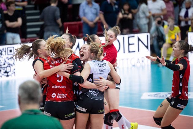 Team des Dresdner SC freut sich, Jubel, Freude GER, Allianz MTV Stuttgart - Dresdner SC, Volleyball Bundesliga, VBL, Spielzeit 2025 2026, Playoffs Halbfinale, Spiel 1, 05.04.2026 GER, Allianz MTV Stuttgart - Dresdner SC, Volleyball Bundesliga, VBL, Spielzeit 2025 2026, Playoffs Halbfinale, Spiel 1, 05.04.2026 Stuttgart Copyright: xSandyxDinkelackerx EP_SDR