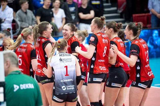 Team des Dresdner SC freut sich nach Auswaertssieg, Jubel, Freude GER, Allianz MTV Stuttgart - Dresdner SC, Volleyball Bundesliga, VBL, Spielzeit 2025 2026, Playoffs Halbfinale, Spiel 1, 05.04.2026 GER, Allianz MTV Stuttgart - Dresdner SC, Volleyball Bundesliga, VBL, Spielzeit 2025 2026, Playoffs Halbfinale, Spiel 1, 05.04.2026 Stuttgart Copyright: xSandyxDinkelackerx EP_SDR