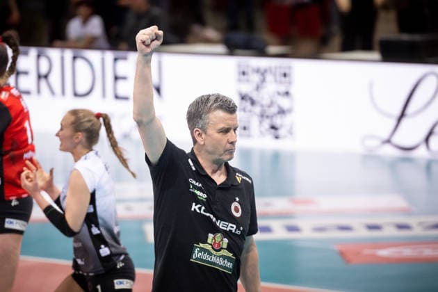 Alexander Waibl (Trainer Dresdner SC) - Siegerfaust - Jubel, Freude nach Auswaertssieg gegen Stuttgart GER, Allianz MTV Stuttgart - Dresdner SC, Volleyball Bundesliga, VBL, Spielzeit 2025 2026, Playoffs Halbfinale, Spiel 1, 05.04.2026 GER, Allianz MTV Stuttgart - Dresdner SC, Volleyball Bundesliga, VBL, Spielzeit 2025 2026, Playoffs Halbfinale, Spiel 1, 05.04.2026 Stuttgart Copyright: xSandyxDinkelackerx EP_SDR