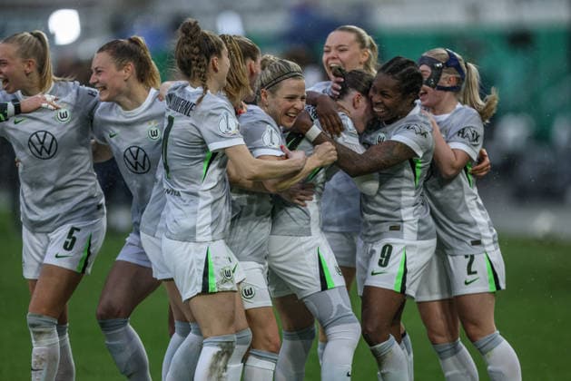 GER, Jena, Carl Zeiss Jena vs Vfl Wolfsburg, DFB-Pokal Frauen, Fussball, DFB, Spielzeit 2025 2026, ad hoc Arena im Ernst-Abbe-Sportfeld, Halbfinale im Bild: Vfl Wolfsburg besiegt Jena nach Toren im Elfmeterschießen durch Smilla Vallotto (VfL Wolfsburg Frauen 14), Freude, Emotionen nach dem Sieg DFB DFL REGULATIONS PROHIBIT ANY USE OF PHOTOGRAPHS AS IMAGE SEQUENCES AND OR QUASI-VIDEO, 05.04.2025 Copyright: HMBxMedia HendrikxHamelau
