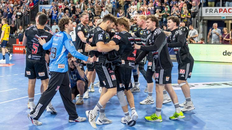 Jubel bei Erlangen nach dem Sieg, Tin Herceg (HC Erlangen, 99) Andri Mar Runarsson (HC Erlangen, 04) Tobias Buck (HC Erlangen, 39) HC Erlangen vs. Rhein-Neckar Löwen, Handball, 1. Handball Bundesliga, Saison 2025 2026, 28. Spieltag, 05.04.2026 HC Erlangen vs. Rhein-Neckar Löwen, Handball, 1. Handball Bundesliga, Saison 2025 2026, 28. Spieltag, 05.04.2026 Nuernberg Copyright: xEibner-Pressefoto ArdanxFuessmanx EP_AFN
