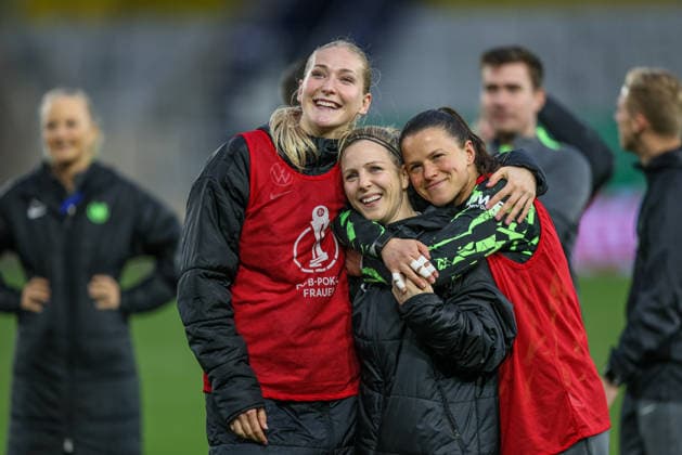 GER, Jena, Carl Zeiss Jena vs Vfl Wolfsburg, DFB-Pokal Frauen, Fussball, DFB, Spielzeit 2025 2026, ad hoc Arena im Ernst-Abbe-Sportfeld, Halbfinale im Bild: Vfl Wolfsburg besiegt Jena nach Toren im Elfmeterschießen durch Smilla Vallotto (VfL Wolfsburg Frauen 14), Freude, Emotionen nach dem Sieg, Jubel mit den Fans, Camilla Küver (VfL Wolfsburg Frauen 16), Svenja Huth (VfL Wolfsburg Frauen 10), Martina Tufekovic (VfL Wolfsburg Frauen 21) DFB DFL REGULATIONS PROHIBIT ANY USE OF PHOTOGRAPHS AS IMAGE SEQUENCES AND OR QUASI-VIDEO, 05.04.2025 Copyright: HMBxMedia HendrikxHamelau