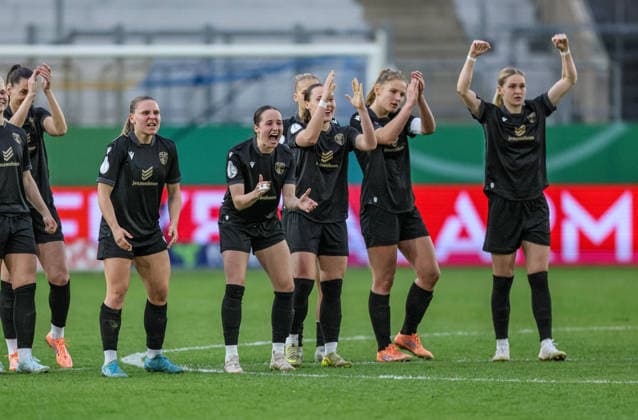 GER, Jena, Carl Zeiss Jena vs Vfl Wolfsburg, DFB-Pokal Frauen, Fussball, DFB, Spielzeit 2025 2026, ad hoc Arena im Ernst-Abbe-Sportfeld, Halbfinale im Bild: Carl Zeiss Jena Frauen beim Elfmeterschießen, Emotionen, Freude, Jubel, Elena Mühlemann (Carl Zeiss Jena Frauen 30) DFB DFL REGULATIONS PROHIBIT ANY USE OF PHOTOGRAPHS AS IMAGE SEQUENCES AND OR QUASI-VIDEO, 05.04.2025 Copyright: HMBxMedia HendrikxHamelau