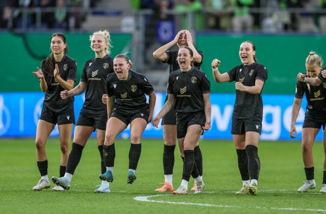 GER, Jena, Carl Zeiss Jena vs Vfl Wolfsburg, DFB-Pokal Frauen, Fussball, DFB, Spielzeit 2025 2026, ad hoc Arena im Ernst-Abbe-Sportfeld, Halbfinale im Bild: Carl Zeiss Jena Frauen beim Elfmeterschießen, Emotionen, Freude, Jubel DFB DFL REGULATIONS PROHIBIT ANY USE OF PHOTOGRAPHS AS IMAGE SEQUENCES AND OR QUASI-VIDEO, 05.04.2025 Copyright: HMBxMedia HendrikxHamelau