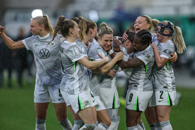 GER, Jena, Carl Zeiss Jena vs Vfl Wolfsburg, DFB-Pokal Frauen, Fussball, DFB, Spielzeit 2025 2026, ad hoc Arena im Ernst-Abbe-Sportfeld, Halbfinale im Bild: Vfl Wolfsburg gewinnen mit 5:4 im Elfmeterschießen nach Toren gegen Carl Zeiss Jena, Freude, Emotionen nach dem Sieg DFB DFL REGULATIONS PROHIBIT ANY USE OF PHOTOGRAPHS AS IMAGE SEQUENCES AND OR QUASI-VIDEO, 05.04.2025 Copyright: HMBxMedia HendrikxHamelau
