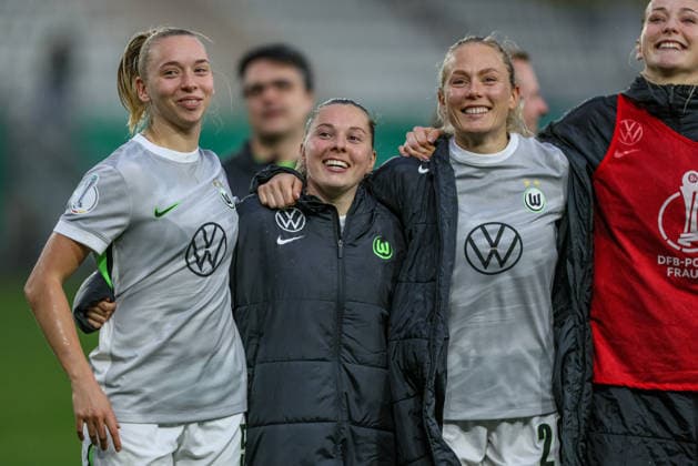 GER, Jena, Carl Zeiss Jena vs Vfl Wolfsburg, DFB-Pokal Frauen, Fussball, DFB, Spielzeit 2025 2026, ad hoc Arena im Ernst-Abbe-Sportfeld, Halbfinale im Bild: Vfl Wolfsburg gewinnen mit 5:4 im Elfmeterschießen nach Toren gegen Carl Zeiss Jena, Freude, Emotionen nach dem Sieg, Ella Peddemors (VfL Wolfsburg Frauen 5), Janou Levels (VfL Wolfsburg Frauen 15), Guro Bergsvand (VfL Wolfsburg Frauen 20) DFB DFL REGULATIONS PROHIBIT ANY USE OF PHOTOGRAPHS AS IMAGE SEQUENCES AND OR QUASI-VIDEO, 05.04.2025 Copyright: HMBxMedia HendrikxHamelau