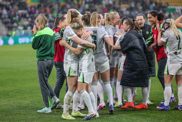 GER, Jena, Carl Zeiss Jena vs Vfl Wolfsburg, DFB-Pokal Frauen, Fussball, DFB, Spielzeit 2025 2026, ad hoc Arena im Ernst-Abbe-Sportfeld, Halbfinale im Bild: Vfl Wolfsburg gewinnen mit 5:4 im Elfmeterschießen nach Toren gegen Carl Zeiss Jena, Freude, Emotionen nach dem Sieg DFB DFL REGULATIONS PROHIBIT ANY USE OF PHOTOGRAPHS AS IMAGE SEQUENCES AND OR QUASI-VIDEO, 05.04.2025 Copyright: HMBxMedia HendrikxHamelau