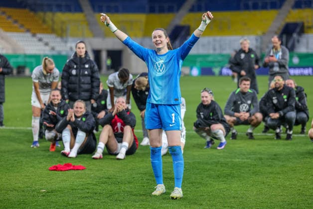 GER, Jena, Carl Zeiss Jena vs Vfl Wolfsburg, DFB-Pokal Frauen, Fussball, DFB, Spielzeit 2025 2026, ad hoc Arena im Ernst-Abbe-Sportfeld, Halbfinale im Bild: Vfl Wolfsburg gewinnen mit 5:4 im Elfmeterschießen nach Toren gegen Carl Zeiss Jena, Freude, Emotionen nach dem Sieg, Stina Johannes (VfL Wolfsburg Frauen 1) DFB DFL REGULATIONS PROHIBIT ANY USE OF PHOTOGRAPHS AS IMAGE SEQUENCES AND OR QUASI-VIDEO, 05.04.2025 Copyright: HMBxMedia HendrikxHamelau