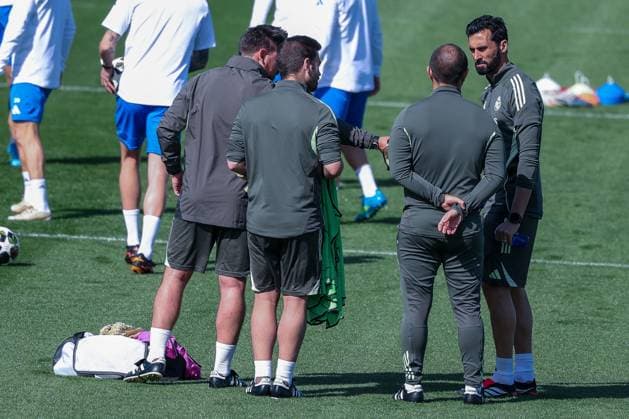 Cheftrainer Alvaro Arbeloa (CF Real Madrid), rechts, im Gespraech mit Mitgliedern seines Staff, Training, CF Real Madrid, Fussball, Maenner, UEFA Champions League, Saison 2025 2026, Abschlusstraining vor dem Viertelfinal-Hinspiel (Quarter Finals 1st Leg) gegen den FC Bayern Muenchen, 06.04.2026 Valdebebas bei Madrid Madrid Spanien