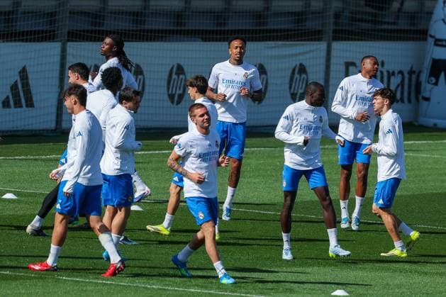 Die Mannschaft von Real Madrid beim Aufwaermen, mit Eder Gabriel Militao 3 (CF Real Madrid), Ferland Mendy 23 (CF Real Madrid), David Alaba 4 (CF Real Madrid), Eduardo Camavinga 6 (CF Real Madrid), Training, CF Real Madrid, Fussball, Maenner, UEFA Champions League, Saison 2025 2026, Abschlusstraining vor dem Viertelfinal-Hinspiel (Quarter Finals 1st Leg) gegen den FC Bayern Muenchen, 06.04.2026 Valdebebas bei Madrid Madrid Spanien