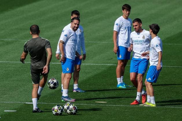 Daniel Carvajal Ramos 2 (CF Real Madrid) wartet auf einen Ball von einem Mitarbeiter des Staff, dabei Daniel Ceballos Fernandez 19 (CF Real Madrid), Gonzalo Garcia Torres 16 (CF Real Madrid) und Arda Gueler 15 (CF Real Madrid), Training, CF Real Madrid, Fussball, Maenner, UEFA Champions League, Saison 2025 2026, Abschlusstraining vor dem Viertelfinal-Hinspiel (Quarter Finals 1st Leg) gegen den FC Bayern Muenchen, 06.04.2026 Valdebebas bei Madrid Madrid Spanien