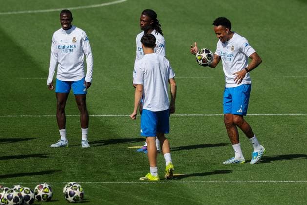 Gute Laune bei Ferland Mendy 23 (CF Real Madrid), Aurelien Tchouameni 14 (CF Real Madrid), Eduardo Camavinga 6 (CF Real Madrid) und Eder Gabriel Militao 3 (CF Real Madrid), Training, CF Real Madrid, Fussball, Maenner, UEFA Champions League, Saison 2025 2026, Abschlusstraining vor dem Viertelfinal-Hinspiel (Quarter Finals 1st Leg) gegen den FC Bayern Muenchen, 06.04.2026 Valdebebas bei Madrid Madrid Spanien