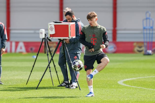 Lennart Karl (FC Bayern Muenchen, 42) mit Ball, GER, Abschlusstraining, FC Bayern Muenchen, Fussball, UEFA Champions League, Viertelfinale, Hinspiel, Saison 2025 2026, 06.04.2026, GER, Abschlusstraining, FC Bayern Muenchen, Fussball, UEFA Champions League, Viertelfinale, Hinspiel, Saison 2025 2026, 06.04.2026 Muenchen Copyright: xEibner-Pressefoto JennixMaulx EP_JML
