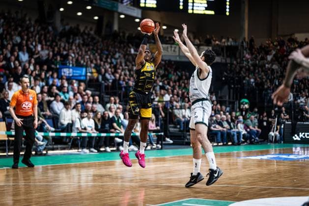 Stef Smith (MHP Riesen Ludwigsburg) im Zweikampf mit Clayton Guillozet (Gladiators Trier), Vet Concept Gladiators Trier vs MHP Riesen Ludwigsburg, Basketball, easyCredit BBL, 28. Spieltag, Saison 2025 2026, 06.04.2026 Vet Concept Gladiators Trier vs MHP Riesen Ludwigsburg, Basketball, easyCredit BBL, 28. Spieltag, Saison 2025 2026, 06.04.2026 Copyright: xEibner-Pressefoto AlexanderxNeisx EP_ANS