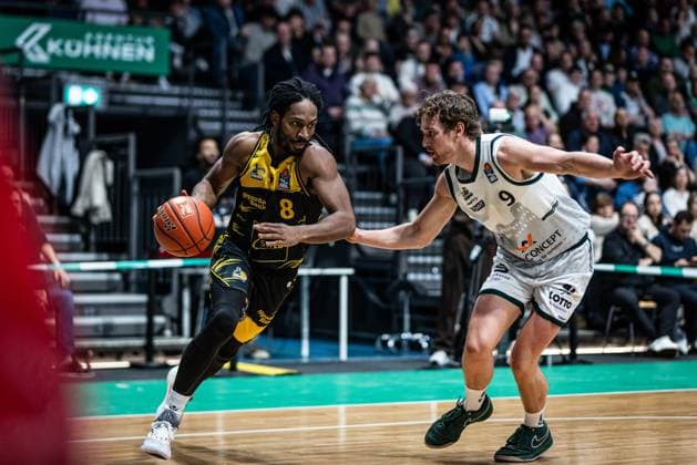 Terrell Harris (MHP Riesen Ludwigsburg) im Zweikampf mit Marco Hollersbacher (Gladiators Trier), Vet Concept Gladiators Trier vs MHP Riesen Ludwigsburg, Basketball, easyCredit BBL, 28. Spieltag, Saison 2025 2026, 06.04.2026 Vet Concept Gladiators Trier vs MHP Riesen Ludwigsburg, Basketball, easyCredit BBL, 28. Spieltag, Saison 2025 2026, 06.04.2026 Copyright: xEibner-Pressefoto AlexanderxNeisx EP_ANS