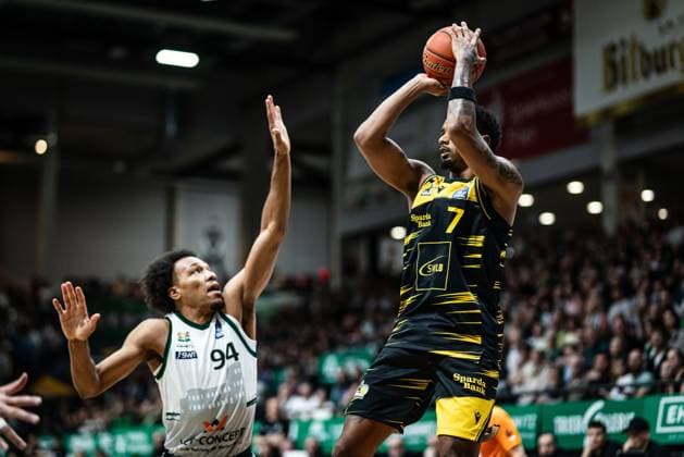 Elijah Hughes (MHP Riesen Ludwigsburg) im Zweikampf mit George King (Gladiators Trier), Vet Concept Gladiators Trier vs MHP Riesen Ludwigsburg, Basketball, easyCredit BBL, 28. Spieltag, Saison 2025 2026, 06.04.2026 Vet Concept Gladiators Trier vs MHP Riesen Ludwigsburg, Basketball, easyCredit BBL, 28. Spieltag, Saison 2025 2026, 06.04.2026 Copyright: xEibner-Pressefoto AlexanderxNeisx EP_ANS