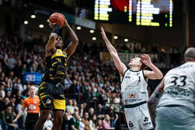 Stef Smith (MHP Riesen Ludwigsburg) im Zweikampf mit Steven Ashworth (Gladiators Trier), Vet Concept Gladiators Trier vs MHP Riesen Ludwigsburg, Basketball, easyCredit BBL, 28. Spieltag, Saison 2025 2026, 06.04.2026 Vet Concept Gladiators Trier vs MHP Riesen Ludwigsburg, Basketball, easyCredit BBL, 28. Spieltag, Saison 2025 2026, 06.04.2026 Copyright: xEibner-Pressefoto AlexanderxNeisx EP_ANS