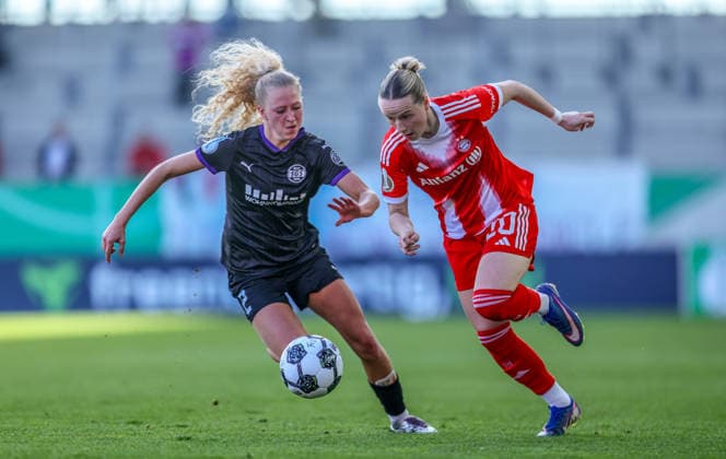GER, München, FC Bayern München vs SGS Essen, DFB-Pokal Frauen, Fussball, DFB, Spielzeit 2025 2026, FC Bayern Campus, Halbfinale im Bild v.l.: Julie Terlinden (SGS Essen Frauen 2), Franziska Kett (Bayern München 20) DFB DFL REGULATIONS PROHIBIT ANY USE OF PHOTOGRAPHS AS IMAGE SEQUENCES AND OR QUASI-VIDEO, 06.04.2026 Copyright: HMBxMedia HendrikxHamelau