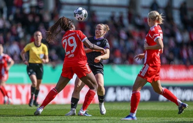 GER, München, FC Bayern München vs SGS Essen, DFB-Pokal Frauen, Fussball, DFB, Spielzeit 2025 2026, FC Bayern Campus, Halbfinale im Bild v.l.: Edna Imade (Bayern München), Paulina Platner (SGS Essen Frauen 25) DFB DFL REGULATIONS PROHIBIT ANY USE OF PHOTOGRAPHS AS IMAGE SEQUENCES AND OR QUASI-VIDEO, 06.04.2026 Copyright: HMBxMedia HendrikxHamelau