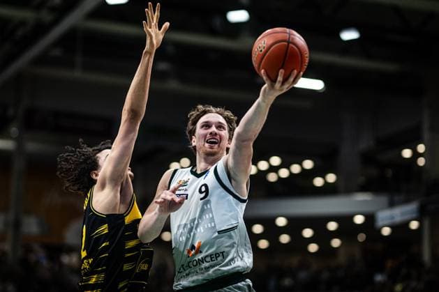 Marco Hollersbacher (Gladiators Trier) im Zweikampf mit Lenny Anigbata (MHP Riesen Ludwigsburg), Vet Concept Gladiators Trier vs MHP Riesen Ludwigsburg, Basketball, easyCredit BBL, 28. Spieltag, Saison 2025 2026, 06.04.2026 Vet Concept Gladiators Trier vs MHP Riesen Ludwigsburg, Basketball, easyCredit BBL, 28. Spieltag, Saison 2025 2026, 06.04.2026 Copyright: xEibner-Pressefoto AlexanderxNeisx EP_ANS
