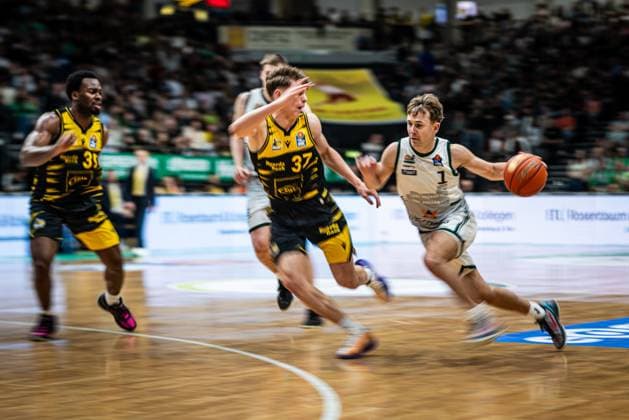 Steven Ashworth (Gladiators Trier) im Zweikampf mit Julis Baumer (MHP Riesen Ludwigsburg) und Maxwell Dongmo Temoka (MHP Riesen Ludwigsburg), Vet Concept Gladiators Trier vs MHP Riesen Ludwigsburg, Basketball, easyCredit BBL, 28. Spieltag, Saison 2025 2026, 06.04.2026 Vet Concept Gladiators Trier vs MHP Riesen Ludwigsburg, Basketball, easyCredit BBL, 28. Spieltag, Saison 2025 2026, 06.04.2026 Copyright: xEibner-Pressefoto AlexanderxNeisx EP_ANS