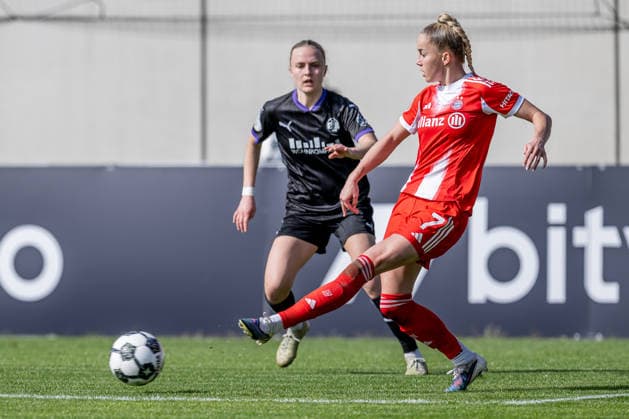 Giulia Gwinn (FC Bayern Muenchen Frauen, 07), dahinter Paula Flach (SGS Essen, 05) GER, FC Bayern Muenchen Frauen vs. SGS Essen, Fussball, DFB-Pokal, Halbfinale, Saison 2025 2026, 06.04.2026. (DFL DFB REGULATIONS PROHIBIT ANY USE OF PHOTOGRAPHS as IMAGE SEQUENCES and or QUASI-VIDEO). GER, FC Bayern Muenchen Frauen vs. SGS Essen, Fussball, DFB-Pokal, Halbfinale, Saison 2025 2026, 06.04.2026. Muenchen Copyright: xEibner-Pressefoto HeikexFeinerx EP_HFR