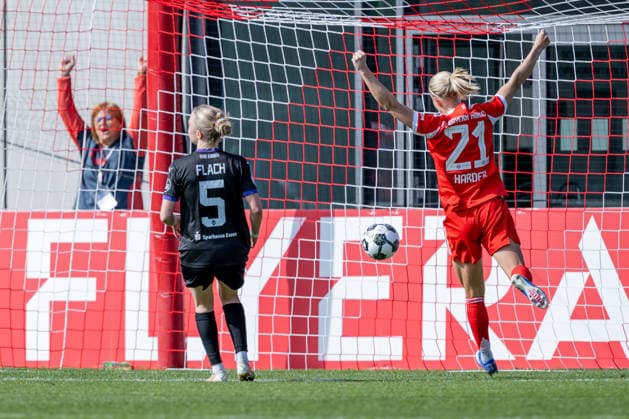 Pernille Harder (FC Bayern Muenchen Frauen, 21) bejubelt das Tor zum 1:0 durch Momoko Tanikawa (FC Bayern Muenchen Frauen, 18) - nicht im Bild, Paula Flach (SGS Essen, 05) dementsprechend bedient GER, FC Bayern Muenchen Frauen vs. SGS Essen, Fussball, DFB-Pokal, Halbfinale, Saison 2025 2026, 06.04.2026. (DFL DFB REGULATIONS PROHIBIT ANY USE OF PHOTOGRAPHS as IMAGE SEQUENCES and or QUASI-VIDEO). GER, FC Bayern Muenchen Frauen vs. SGS Essen, Fussball, DFB-Pokal, Halbfinale, Saison 2025 2026, 06.04.2026. Muenchen Copyright: xEibner-Pressefoto HeikexFeinerx EP_HFR
