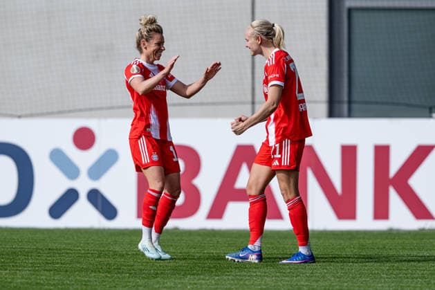 Linda Dallmann (FC Bayern Muenchen Frauen, 10) bejubelt mit Pernille Harder (FC Bayern Muenchen Frauen, 21) deren Tor zum 2:0 GER, FC Bayern Muenchen Frauen vs. SGS Essen, Fussball, DFB-Pokal, Halbfinale, Saison 2025 2026, 06.04.2026. (DFL DFB REGULATIONS PROHIBIT ANY USE OF PHOTOGRAPHS as IMAGE SEQUENCES and or QUASI-VIDEO). GER, FC Bayern Muenchen Frauen vs. SGS Essen, Fussball, DFB-Pokal, Halbfinale, Saison 2025 2026, 06.04.2026. Muenchen Copyright: xEibner-Pressefoto HeikexFeinerx EP_HFR
