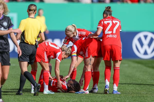 GER, München, FC Bayern München vs SGS Essen, DFB-Pokal Frauen, Fussball, DFB, Spielzeit 2025 2026, FC Bayern Campus, Halbfinale im Bild: Edna Imade köpft das 3:0, Tor, Verletzung, Schmerz DFB DFL REGULATIONS PROHIBIT ANY USE OF PHOTOGRAPHS AS IMAGE SEQUENCES AND OR QUASI-VIDEO, 06.04.2026 Copyright: HMBxMedia HendrikxHamelau