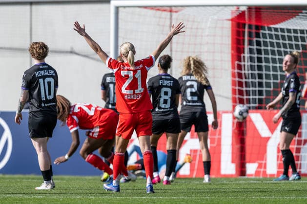 Pernille Harder (FC Bayern Muenchen Frauen, 21) bejubelt das Tor zum 3:0 durch Edna Imade (FC Bayern Muenchen Frauen, 29), die Essenerinnen sind dementsprechend bedient GER, FC Bayern Muenchen Frauen vs. SGS Essen, Fussball, DFB-Pokal, Halbfinale, Saison 2025 2026, 06.04.2026. (DFL DFB REGULATIONS PROHIBIT ANY USE OF PHOTOGRAPHS as IMAGE SEQUENCES and or QUASI-VIDEO). GER, FC Bayern Muenchen Frauen vs. SGS Essen, Fussball, DFB-Pokal, Halbfinale, Saison 2025 2026, 06.04.2026. Muenchen Copyright: xEibner-Pressefoto HeikexFeinerx EP_HFR