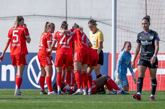 Die Muenchnerinnen bejubeln mit Edna Imade (FC Bayern Muenchen Frauen, 29) deren Tor zum 3:0 GER, FC Bayern Muenchen Frauen vs. SGS Essen, Fussball, DFB-Pokal, Halbfinale, Saison 2025 2026, 06.04.2026. (DFL DFB REGULATIONS PROHIBIT ANY USE OF PHOTOGRAPHS as IMAGE SEQUENCES and or QUASI-VIDEO). GER, FC Bayern Muenchen Frauen vs. SGS Essen, Fussball, DFB-Pokal, Halbfinale, Saison 2025 2026, 06.04.2026. Muenchen Copyright: xEibner-Pressefoto HeikexFeinerx EP_HFR