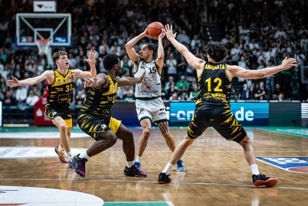 Jordan Roland (Gladiators Trier) umzingelt von Julis Baumer (MHP Riesen Ludwigsburg), Maxwell Dongmo Temoka (MHP Riesen Ludwigsburg), Lenny Anigbata (MHP Riesen Ludwigsburg), Vet Concept Gladiators Trier vs MHP Riesen Ludwigsburg, Basketball, easyCredit BBL, 28. Spieltag, Saison 2025 2026, 06.04.2026 Vet Concept Gladiators Trier vs MHP Riesen Ludwigsburg, Basketball, easyCredit BBL, 28. Spieltag, Saison 2025 2026, 06.04.2026 Copyright: xEibner-Pressefoto AlexanderxNeisx EP_ANS