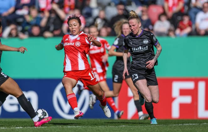 GER, München, FC Bayern München vs SGS Essen, DFB-Pokal Frauen, Fussball, DFB, Spielzeit 2025 2026, FC Bayern Campus, Halbfinale im Bild v.l.: Momoko Tanikawa (Bayern München 18), Julia Debitzki (SGS Essen Frauen 23) DFB DFL REGULATIONS PROHIBIT ANY USE OF PHOTOGRAPHS AS IMAGE SEQUENCES AND OR QUASI-VIDEO, 06.04.2026 Copyright: HMBxMedia HendrikxHamelau
