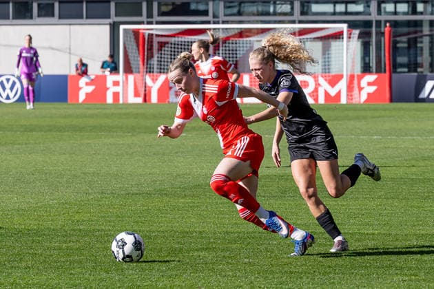 Kampf um den Ball Zweikampf zwischen Franziska Kett (FC Bayern Muenchen Frauen, 20) und Julie Terlinden (SGS Essen, 02) GER, FC Bayern Muenchen Frauen vs. SGS Essen, Fussball, DFB-Pokal, Halbfinale, Saison 2025 2026, 06.04.2026. (DFL DFB REGULATIONS PROHIBIT ANY USE OF PHOTOGRAPHS as IMAGE SEQUENCES and or QUASI-VIDEO). GER, FC Bayern Muenchen Frauen vs. SGS Essen, Fussball, DFB-Pokal, Halbfinale, Saison 2025 2026, 06.04.2026. Muenchen Copyright: xEibner-Pressefoto HeikexFeinerx EP_HFR