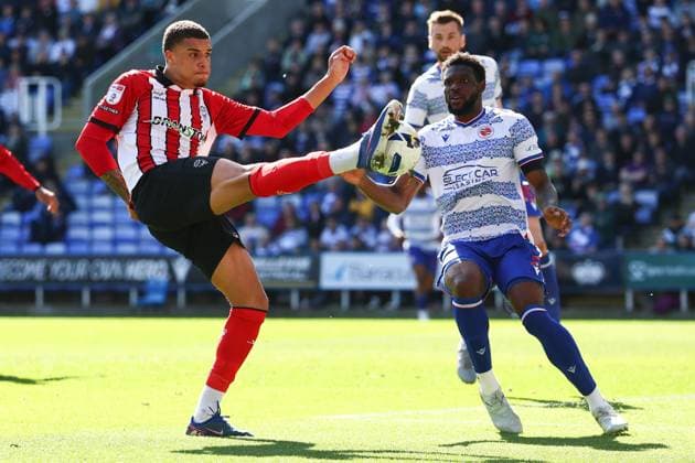 Ryan One of Lincoln City under pressure from Jeriel Dorsett of Reading Reading v Lincoln City, Sky Bet League One, Football, Select Car Leasing Stadium, Reading, UK - 06 Apr 2026Reading Select Car Leasing Stadium United Kingdom EDITORIAL USE ONLY No use with unauthorised audio, video, data, fixture lists, club league logos or live services. Online in-match use limited to 120 images, no video emulation. No use in betting, games or single club league player publications. Copyright: xSimonxDael Shutterstockx 16811828ag