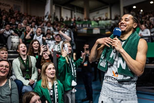 Jordan Roland (Gladiators Trier) feiert mit den Fans, Vet Concept Gladiators Trier vs MHP Riesen Ludwigsburg, Basketball, easyCredit BBL, 28. Spieltag, Saison 2025 2026, 06.04.2026 Vet Concept Gladiators Trier vs MHP Riesen Ludwigsburg, Basketball, easyCredit BBL, 28. Spieltag, Saison 2025 2026, 06.04.2026 Copyright: xEibner-Pressefoto AlexanderxNeisx EP_ANS