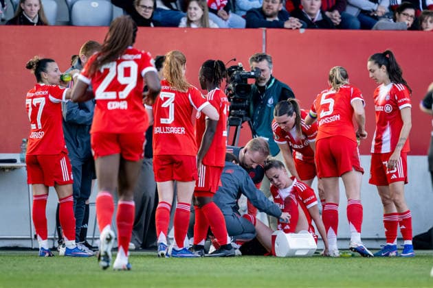 Sorge bei den Bayernspielerinnen und Betreuern um die zuvor gefoulte Giulia Gwinn (FC Bayern Muenchen Frauen, 07) GER, FC Bayern Muenchen Frauen vs. SGS Essen, Fussball, DFB-Pokal, Halbfinale, Saison 2025 2026, 06.04.2026. (DFL DFB REGULATIONS PROHIBIT ANY USE OF PHOTOGRAPHS as IMAGE SEQUENCES and or QUASI-VIDEO). GER, FC Bayern Muenchen Frauen vs. SGS Essen, Fussball, DFB-Pokal, Halbfinale, Saison 2025 2026, 06.04.2026. Muenchen Copyright: xEibner-Pressefoto HeikexFeinerx EP_HFR
