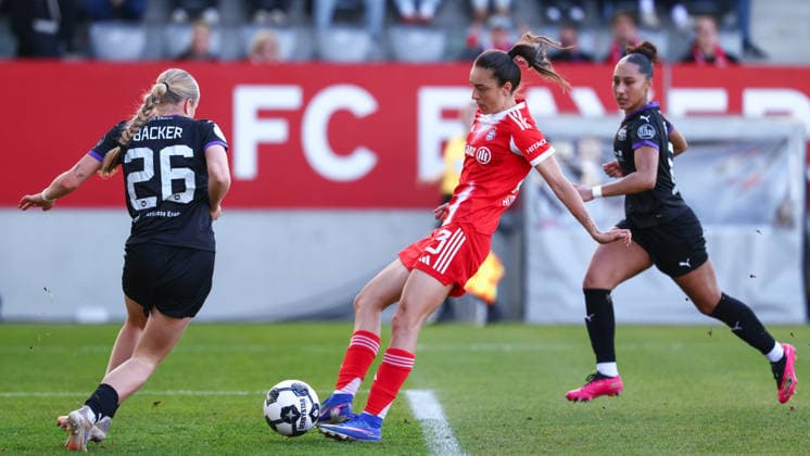 Natalia Padilla-Bidas (23, FC Bayern München) und Lany Mia Bäcker (26, SGS Essen), im Hintergrund Luisa Palmen (21, SGS Essen) beim Spiel zwischen FC Bayern München v SGS Essen, Fußball, Frauen, DFB-Pokal Frauen, 2025 2026, Halbfinale am 06.04.2026 in München, FC Bayern Campus. Bayern Deutschland