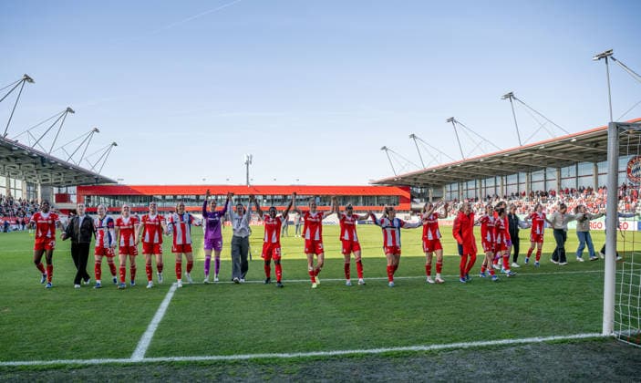 Die Muenchnerinnen feiern vor den Fans den Sieg und den damit verbundenen Finaleinzug GER, FC Bayern Muenchen Frauen vs. SGS Essen, Fussball, DFB-Pokal, Halbfinale, Saison 2025 2026, 06.04.2026. (DFL DFB REGULATIONS PROHIBIT ANY USE OF PHOTOGRAPHS as IMAGE SEQUENCES and or QUASI-VIDEO). GER, FC Bayern Muenchen Frauen vs. SGS Essen, Fussball, DFB-Pokal, Halbfinale, Saison 2025 2026, 06.04.2026. Muenchen Copyright: xEibner-Pressefoto HeikexFeinerx EP_HFR