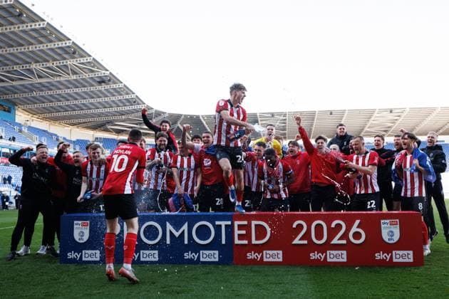 Lincoln City players celebrate their promotion to the Sky Bet Championship Reading v Lincoln City, Sky Bet League One, Football, Select Car Leasing Stadium, Reading, UK - 06 Apr 2026Reading Select Car Leasing Stadium United Kingdom EDITORIAL USE ONLY No use with unauthorised audio, video, data, fixture lists, club league logos or live services. Online in-match use limited to 120 images, no video emulation. No use in betting, games or single club league player publications. Copyright: xSimonxDael Shutterstockx 16811828ar
