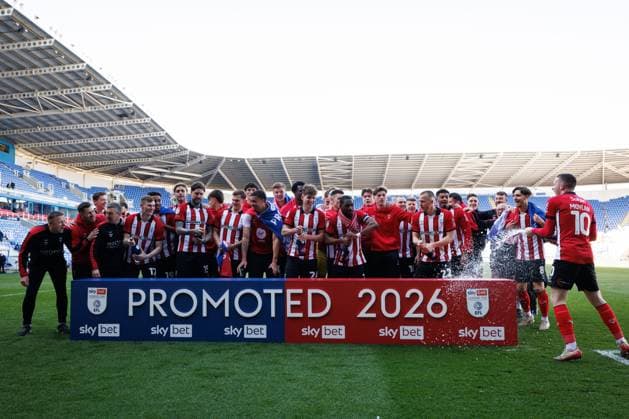Lincoln City players celebrate their promotion to the Sky Bet Championship Reading v Lincoln City, Sky Bet League One, Football, Select Car Leasing Stadium, Reading, UK - 06 Apr 2026Reading Select Car Leasing Stadium United Kingdom EDITORIAL USE ONLY No use with unauthorised audio, video, data, fixture lists, club league logos or live services. Online in-match use limited to 120 images, no video emulation. No use in betting, games or single club league player publications. Copyright: xSimonxDael Shutterstockx 16811828au