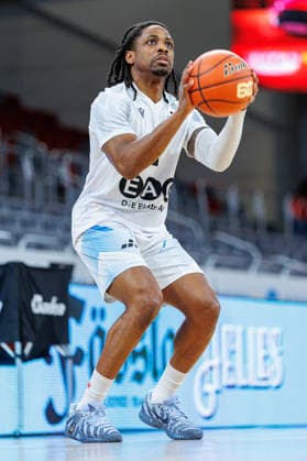 Uchenna Iroegbu (Science City Jena, 01), Einzelbild, Einzelfoto, Portrait, Portraet, Aufwaermen, warm up, vor Spielbeginn, BMA365 Bamberg Baskets vs. Science City Jena, Basketball, easyCredit BBL, 28. Spieltag, 06.04.2026 BMA365 Bamberg Baskets vs. Science City Jena, Basketball, easyCredit BBL, 28. Spieltag, 06.04.2026 Bamberg Copyright: xEibner-Pressefoto G.xSantemizx EP_EER