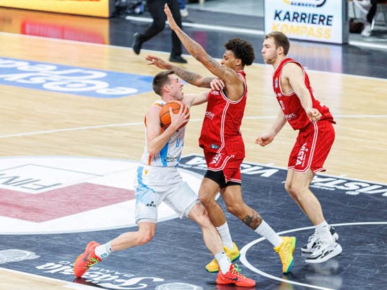 Joe Wieskamp (Science City Jena, 10), Demarcus Demonia (BMA365 Bamberg Baskets, 08), Moritz Krimmer (BMA365 Bamberg Baskets, 27), BMA365 Bamberg Baskets vs. Science City Jena, Basketball, easyCredit BBL, 28. Spieltag, 06.04.2026 BMA365 Bamberg Baskets vs. Science City Jena, Basketball, easyCredit BBL, 28. Spieltag, 06.04.2026 Bamberg Copyright: xEibner-Pressefoto G.xSantemizx EP_EER