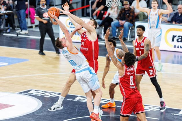 Joe Wieskamp (Science City Jena, 10), Demarcus Demonia (BMA365 Bamberg Baskets, 08), Moritz Krimmer (BMA365 Bamberg Baskets, 27), BMA365 Bamberg Baskets vs. Science City Jena, Basketball, easyCredit BBL, 28. Spieltag, 06.04.2026 BMA365 Bamberg Baskets vs. Science City Jena, Basketball, easyCredit BBL, 28. Spieltag, 06.04.2026 Bamberg Copyright: xEibner-Pressefoto G.xSantemizx EP_EER